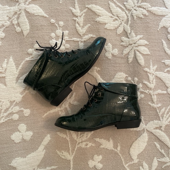 Comfortview Dark Green Lace-Up Boots - Picture 1 of 4